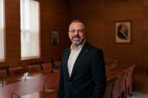 Koc Universitesi YoneticiGelistirmeProgramlariYoneticisi Emrah Basalak.jpg 1 1