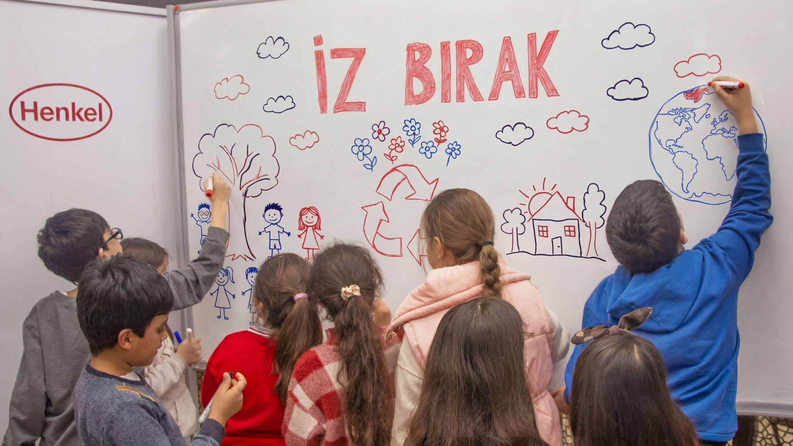 Türk Henkel’in "İz Bırak" projesi İzmir’de yangından etkilenen çocuklara ulaştı 4 1787056417 Henkel z B rak 2 scaled