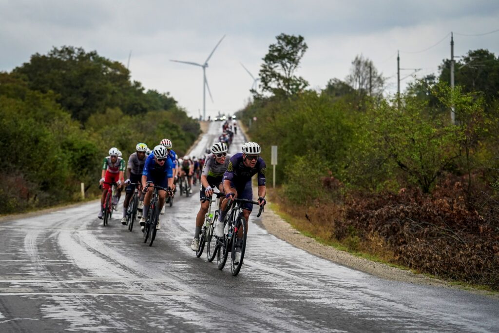 İstanbul dört gün boyunca dünya bisikletinin merkezine dönüşecek 3 Tour of İstanbul 2026, 3-6 Eylül’de 10 ülkeden 16 takımın katılımıyla düzenlenecek. Sporcular dört etapta toplam 408,7 kilometre yarışacak. TÜRKİYE'DE İŞ DÜNYASI