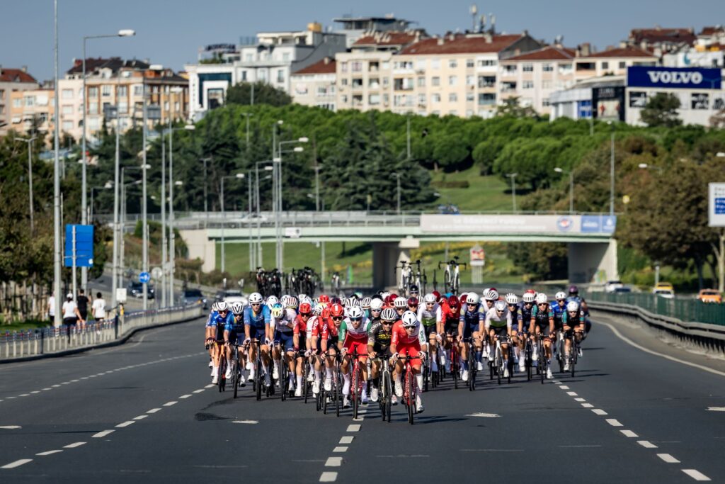İstanbul dört gün boyunca dünya bisikletinin merkezine dönüşecek 4 Tour of İstanbul 2026, 3-6 Eylül’de 10 ülkeden 16 takımın katılımıyla düzenlenecek. Sporcular dört etapta toplam 408,7 kilometre yarışacak. TÜRKİYE'DE İŞ DÜNYASI