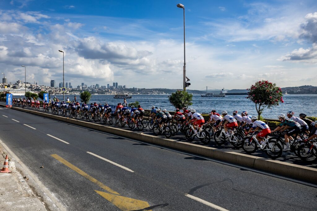 İstanbul dört gün boyunca dünya bisikletinin merkezine dönüşecek 6 Tour of İstanbul 2026, 3-6 Eylül’de 10 ülkeden 16 takımın katılımıyla düzenlenecek. Sporcular dört etapta toplam 408,7 kilometre yarışacak. TÜRKİYE'DE İŞ DÜNYASI
