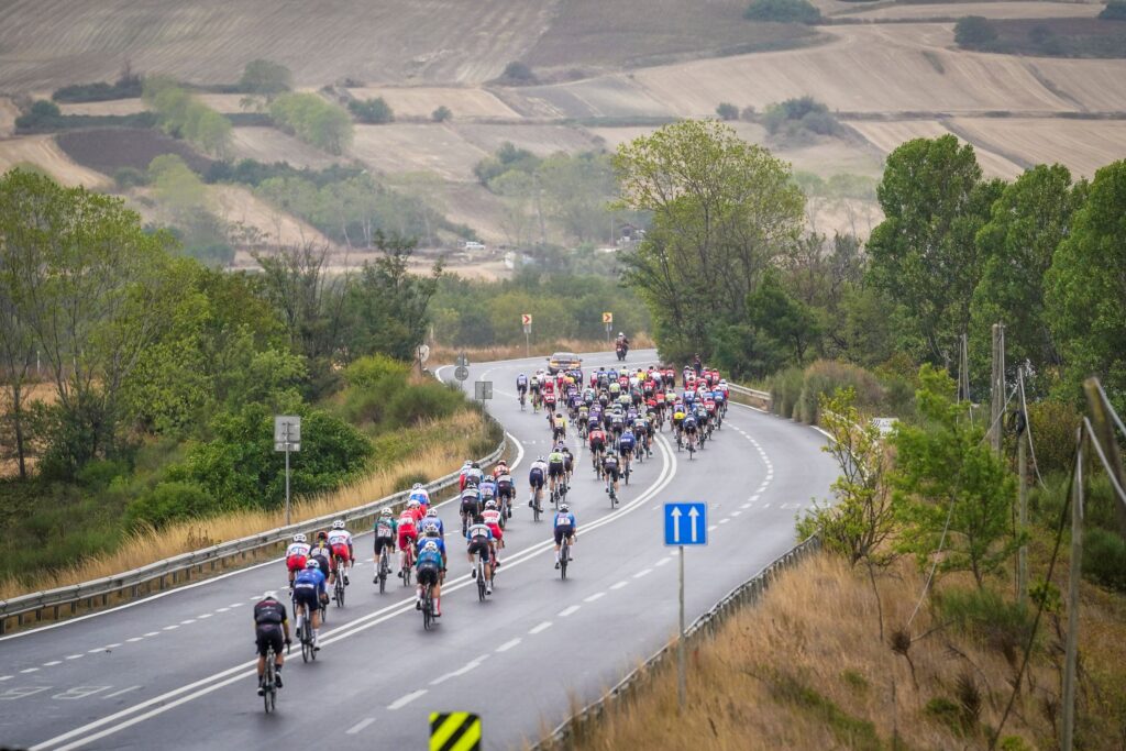 İstanbul dört gün boyunca dünya bisikletinin merkezine dönüşecek 5 Tour of İstanbul 2026, 3-6 Eylül’de 10 ülkeden 16 takımın katılımıyla düzenlenecek. Sporcular dört etapta toplam 408,7 kilometre yarışacak. TÜRKİYE'DE İŞ DÜNYASI