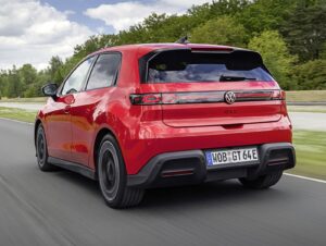 226 beygirlik yeni GTI 1976 model Golf'ün gerisinde kaldı 4 50 yillik golf bile volkswagen in ilk elektrikli gti indan hizli209789 6