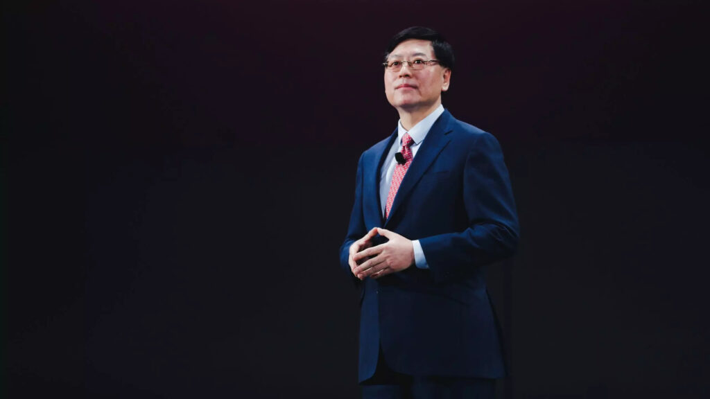 Teknoloji şirketi Lenovo, 2026-2027 mali yılının ilk çeyreğine ilişkin küresel finansal sonuçlarını açıkladı. Şirket, gelir ve kârlılık göstergelerinde tarihinin en güçlü çeyreğine ulaşırken büyümede özellikle yapay zekâ, altyapı çözümleri ve akıllı cihazlar öne çıktı.Lenovo’nun geliri yıllık bazda yüzde 43 artarak 26,9 milyar dolara çıktı. Böylece şirket son beş yılın en yüksek çeyreklik gelir artışını kaydetti. Düzeltilmiş net kâr ise yüzde 176 artışla 1,1 milyar dolara yükselerek ilk kez 1 milyar dolar eşiğini geçti. Ar-Ge harcamaları da yüzde 30 artarak 682 milyon dolara ulaştı.

YAPAY ZEKÂ GELİRLERİ 9,3 MİLYAR DOLARA ÇIKTI

Lenovo’nun büyümesinde yapay zekâ bağlantılı ürün ve hizmetler önemli rol oynadı. Şirketin yapay zekâ bağlantılı gelirleri yıllık bazda yüzde 60 artarak 9,3 milyar dolara ulaşırken bu rakam toplam grup gelirlerinin yüzde 35’ini oluşturdu.

Şirket, PC ve akıllı cihazlardaki konumunu yapay zekâ çözümleri ve altyapı yatırımlarıyla genişletirken özellikle Altyapı Çözümleri Grubu’nun performansı büyümenin ana unsurlarından biri oldu.

Lenovo Yönetim Kurulu Başkanı ve CEO’su Yuanqing Yang, finansal sonuçları değerlendirirken şirketin yapay zekâ stratejisine dikkat çekti.

Yang, “Lenovo tarihinin en iyi yılının ardından, büyümenin hızlandığı, kârlılığın daha da arttığı ve yapay zekânın her iş grubunda güçlü bir büyüme motoruna dönüştüğü şimdiye kadarki en güçlü çeyreğimizi gerçekleştirdik. PC ve akıllı cihazlardaki liderliğimizden güç alarak yapay zekâ ve altyapı alanında hızla küresel bir lider konumuna yükselmemiz stratejik öngörümüzü doğruluyor” dedi.

TÜRKİYE PC PAZARINDA YÜZDE 28,5 PAY

Küresel sonuçların yanı sıra Lenovo’nun Türkiye pazarındaki performansı da ilk çeyrek sonuçlarına yansıdı.

IDC verilerine göre Lenovo Türkiye, toplam PC pazarında yüzde 28,5 pazar payıyla mali yılın ilk çeyreğini lider tamamladı. Tüketici segmentinde yüzde 23,4 payla ilk sıradaki konumunu koruyan şirket, kamu ile büyük ve çok büyük ölçekli kurumsal segmentte yüzde 37,4 pazar payına ulaştı.

Lenovo Türkiye, Android tablet pazarında da yüzde 18,2 payla ikinci sırada yer aldı. Şirket böylece Türkiye PC pazarındaki altı yıllık liderliğini sürdürdü.

PC PAZARINDA KÜRESEL PAY YÜZDE 24,2’YE ULAŞTI

Lenovo’nun Akıllı Cihazlar Grubu’nun geliri ilk çeyrekte yüzde 27 artarak 17,1 milyar dolara yükseldi. Şirketin küresel PC pazarındaki payı yüzde 24,2’ye çıkarken en yakın rakibiyle arasındaki fark beş puanın üzerine ulaştı.

Lenovo, yapay zekâ destekli PC kategorisinde yüzde 25,1 pazar payına sahip olurken Android tablet gelirleri yüzde 80’in üzerinde arttı. Akıllı telefon iş kolunda ise yüzde 15’lik büyüme kaydedildi.

ALTYAPI GELİRLERİ YÜZDE 98 ARTTI

Altyapı Çözümleri Grubu’nun geliri yıllık bazda yüzde 98 artışla 8,5 milyar dolara çıkarak rekor seviyeye ulaştı. Grubun faaliyet kârı 777 milyon dolar olurken faaliyet marjı yüzde 9,1 ile tüm zamanların en yüksek seviyesine çıktı.

Bulut hizmet sağlayıcıları ile kurumsal ve KOBİ müşterilerinden elde edilen gelirlerin yaklaşık iki katına çıktığı dönemde Lenovo, x86 sunucu gelirlerinde dünya ikinciliğine yükseldi. Şirketin bulut, uç bilişim ve yapay zekâ altyapısına yönelik yatırımları da büyümeye katkı sağladı.

HİZMETLERDE DE REKOR MARJ

Çözümler ve Hizmetler Grubu’nun geliri ise yüzde 28 artarak 2,9 milyar dolara ulaştı. Faaliyet kârı yüzde 39 artışla 697 milyon dolara çıkarken faaliyet marjı yüzde 24,2 ile rekor seviyeye yükseldi.

Yapay zekâ hizmetlerinden elde edilen gelirler üç haneli büyüme gösterirken Yönetilen Hizmetler ile Projeler ve Çözümler birimleri, grubun toplam gelirinin yüzde 62’sinden fazlasını oluşturdu. TruScale gelirlerinde yüzde 35, spor, üretim ve perakende gibi sektörlere yönelik çözüm gelirlerinde ise yüzde 50 artış kaydedildi.

KÜRESEL LİSTELERDE DE YÜKSELİŞ

Lenovo finansal sonuçların yanı sıra küresel sıralamalardaki konumunu da güçlendirdi. Şirket, 2026 Gartner Tedarik Zinciri En İyi 25 listesinde beşinci sıraya yükselerek bugüne kadarki en yüksek derecesini elde etti.

Fortune Global 500 listesinde ise 43 basamak birden yükselerek 153’üncü sıraya çıkan Lenovo, bu listede de tarihinin en yüksek konumuna ulaştı. | TÜRKİYE'DE İŞ DÜNYASI 