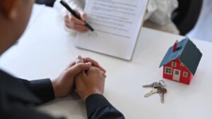 Yargıtay'dan peşin kira kararı: Satılan evin kirası yeni ev sahibine verilecek 3 ev sahibi kiraci iliskilerinde yeni karar satilan ev icin odenen kira yeni sahibine 1810101 202608182340 20260818234030 1