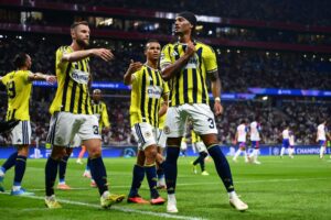 Fenerbahçe Fransa'da tarih yazdı Lyon'u devirip Şampiyonlar Ligi'ne adını yazdırdı 3 fenerbahce lyonu eledi 17 yillik sampiyonlar ligi hasretini bitirdi 1811839 202608262353 20260826235315 5