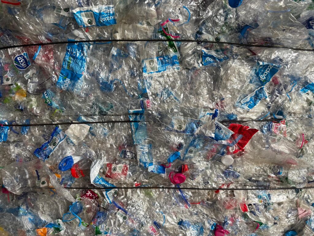Saytek plastik geri dönüşüm faaliyetleriyle 200 bin tonun üzerinde atığı ekonomiye kazandırdı. Şirket yılda 50 bin ton PET atığını dönüştürüyor.