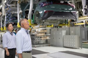 hyundai nin patronu izmit te ioniq 3 uretimini denetledi208857 14