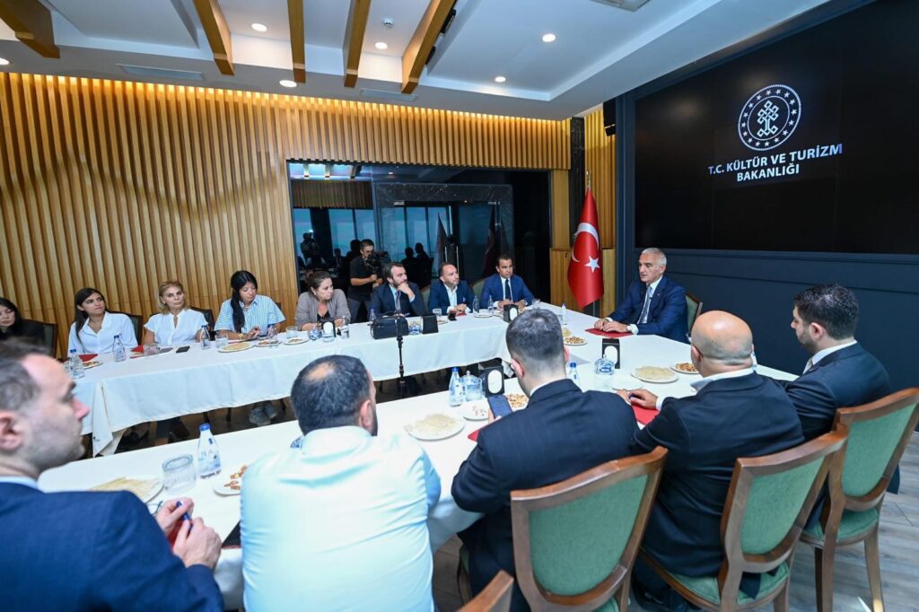 Kültür Yolu 2027’de 32 şehre ulaşacak 4 Bakan Mehmet Nuri Ersoy, Kültür Yolu Festivali’nin 2027’de 32 şehirde yapılacağını ve deprem bölgesindeki kültürel miras yatırımlarının 34 milyar liraya ulaşacağını açıkladı. - Türkiye'de İş Dünyası Dergisi