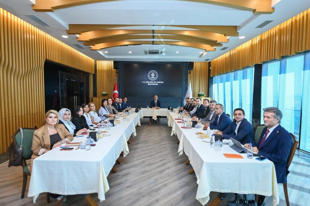 Kültür Yolu 2027’de 32 şehre ulaşacak 3 Bakan Mehmet Nuri Ersoy, Kültür Yolu Festivali’nin 2027’de 32 şehirde yapılacağını ve deprem bölgesindeki kültürel miras yatırımlarının 34 milyar liraya ulaşacağını açıkladı. - Türkiye'de İş Dünyası Dergisi