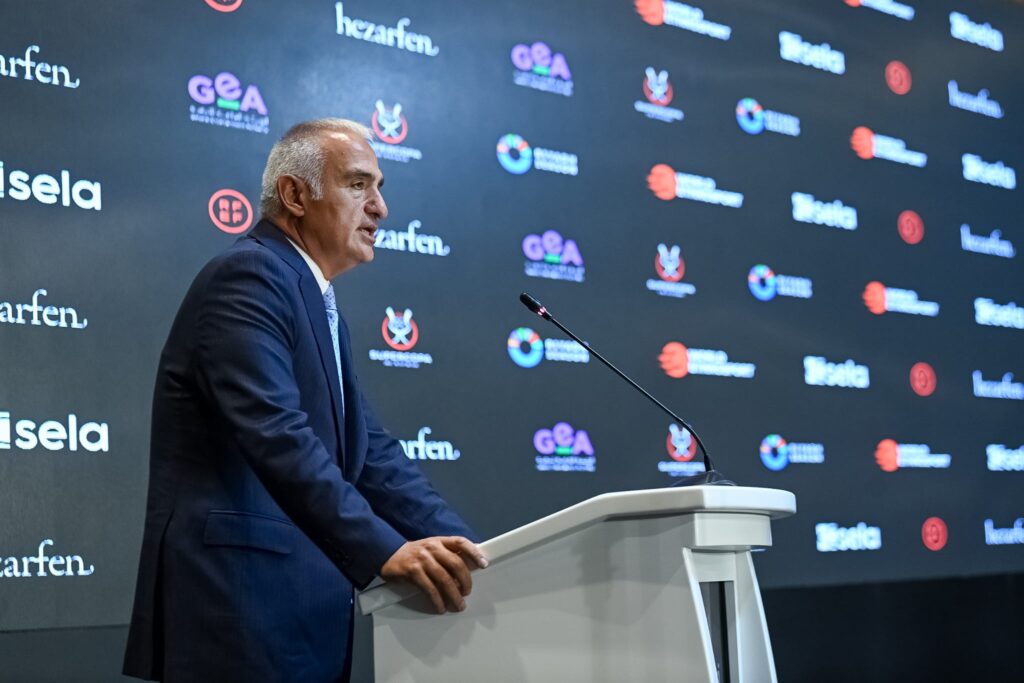 İspanya Süper Kupası İstanbul’a geliyor: Futbolun devleri Türkiye’de sahne alacak 3 Barcelona, Real Madrid, Real Sociedad ve Atlético Madrid’in mücadele edeceği İspanya Süper Kupası, 2-7 Şubat 2027 tarihlerinde İstanbul’da düzenlenecek. -Türkiye'de İş Dünyası Dergisi