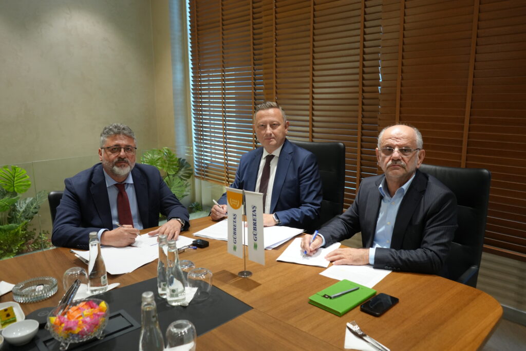 GÜBRETAŞ, İskenderun Limanı’nın modernizasyonu için Alport ile anlaşma imzaladı. 190 milyon dolarlık yatırım yapılacak, 35 yılda yaklaşık 350 milyon dolar gelir hedefleniyor.