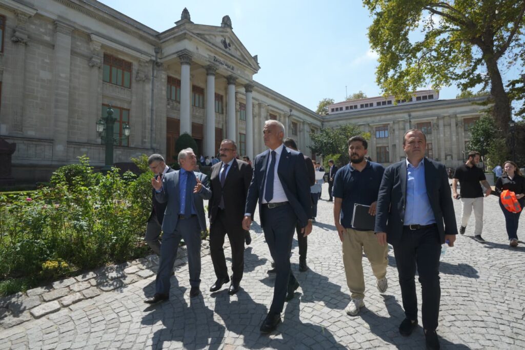 İstanbul Arkeoloji Müzelerinde tarihî dönüşüm 5 İstanbul Arkeoloji Müzelerinde kapsamlı restorasyon ve yenileme çalışmaları tamamlandı. Çinili Köşk’te 54 bin çini restore edilirken yüzlerce eser yeniden ziyaretçilerin beğenisine sunuldu. -Türkiye'de İş Dünyası Dergisi