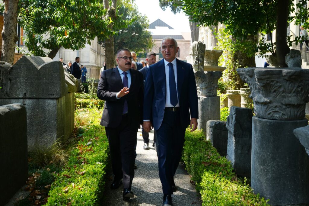 İstanbul Arkeoloji Müzelerinde tarihî dönüşüm 4 İstanbul Arkeoloji Müzelerinde kapsamlı restorasyon ve yenileme çalışmaları tamamlandı. Çinili Köşk’te 54 bin çini restore edilirken yüzlerce eser yeniden ziyaretçilerin beğenisine sunuldu. -Türkiye'de İş Dünyası Dergisi