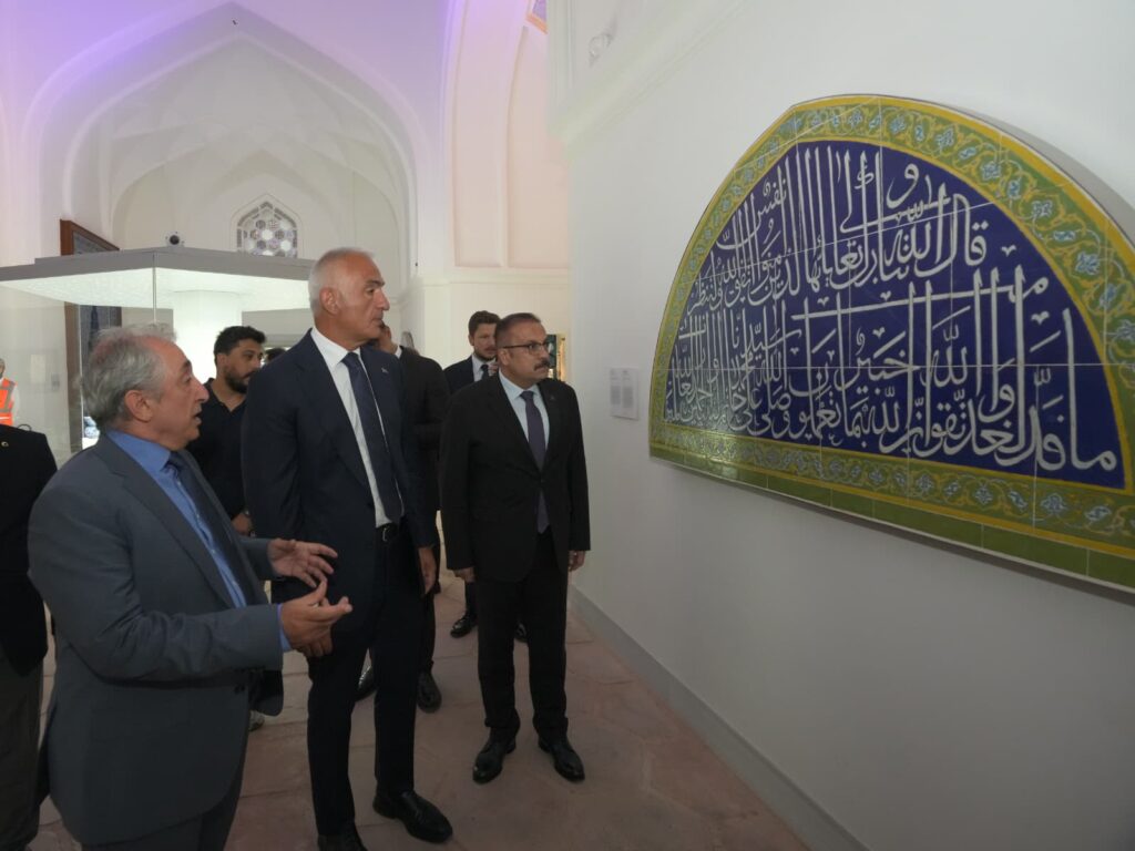 İstanbul Arkeoloji Müzelerinde tarihî dönüşüm 3 İstanbul Arkeoloji Müzelerinde kapsamlı restorasyon ve yenileme çalışmaları tamamlandı. Çinili Köşk’te 54 bin çini restore edilirken yüzlerce eser yeniden ziyaretçilerin beğenisine sunuldu. -Türkiye'de İş Dünyası Dergisi