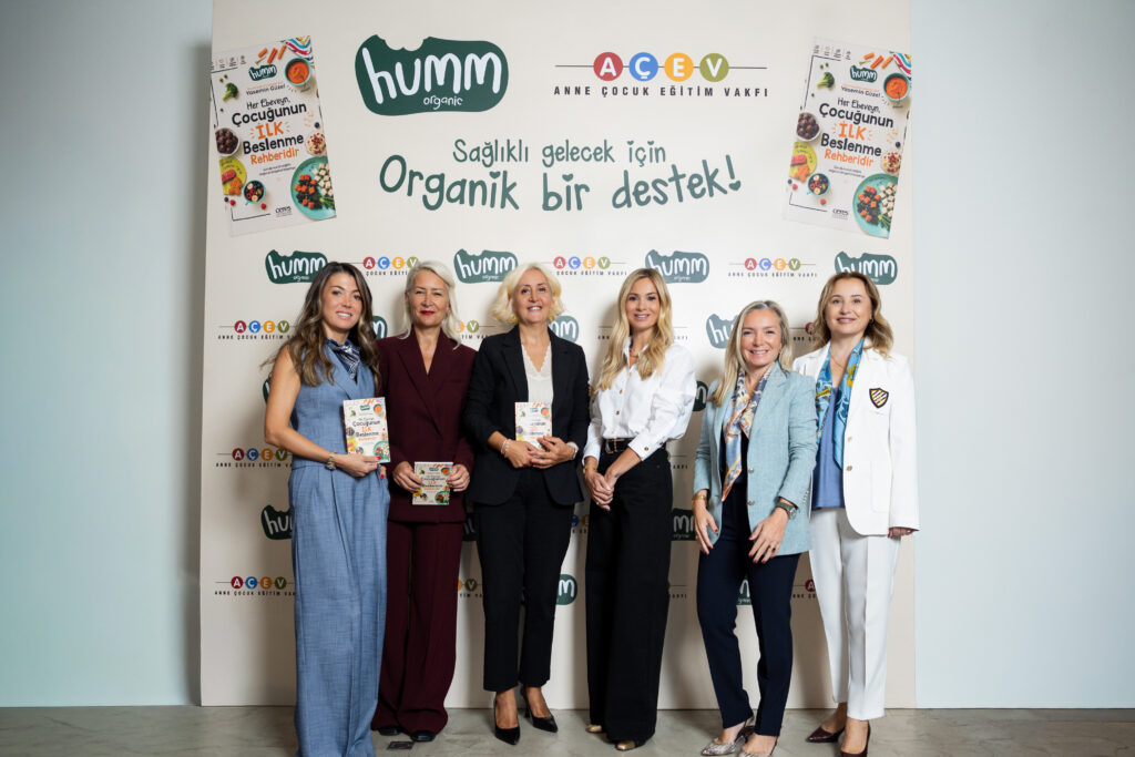 Humm Organic ve AÇEV’den 13 bin ebeveyne ulaşacak beslenme rehberi 5 Humm Organic ve AÇEV, “Her Ebeveyn, Çocuğunun İlk Beslenme Rehberidir” kitabını yayımladı. 13 bin kitabın 10 bini ebeveynlere ücretsiz ulaştırılacak. -Türkiye'de İş Dünyası Dergisi