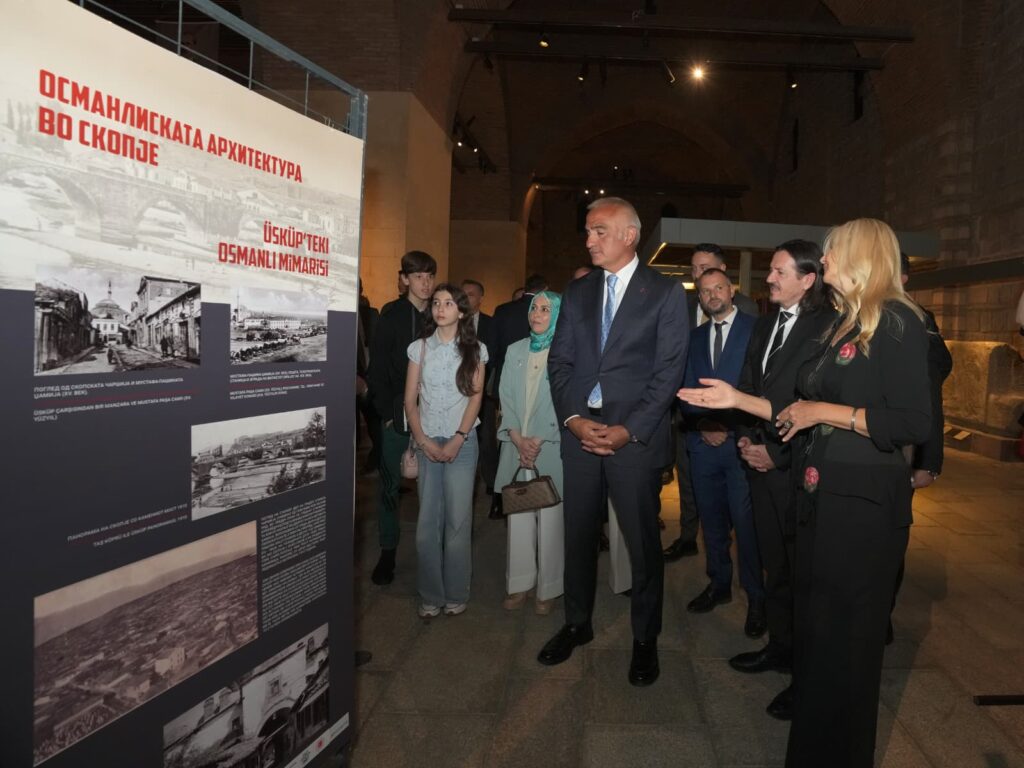 Türkiye ile Kuzey Makedonya arasında kültür ve turizm iş birliği gündemi 4 Bakan Ersoy, Kuzey Makedonyalı mevkidaşı Süleymani ile Ankara’da kültür ve turizm iş birliğini görüştü. İki bakan “Paranın Yolculuğu” sergisini gezdi.- Türkiye'de İş Dünyası Dergisi
