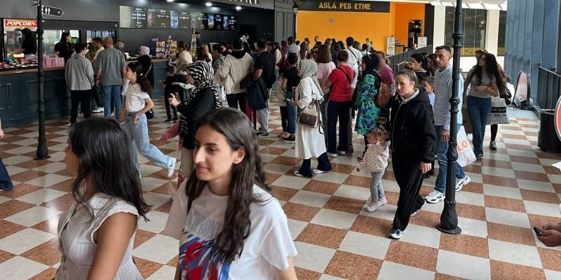 Sinema salonları doldu taştı! 4 Film Sinemada İzlenir
