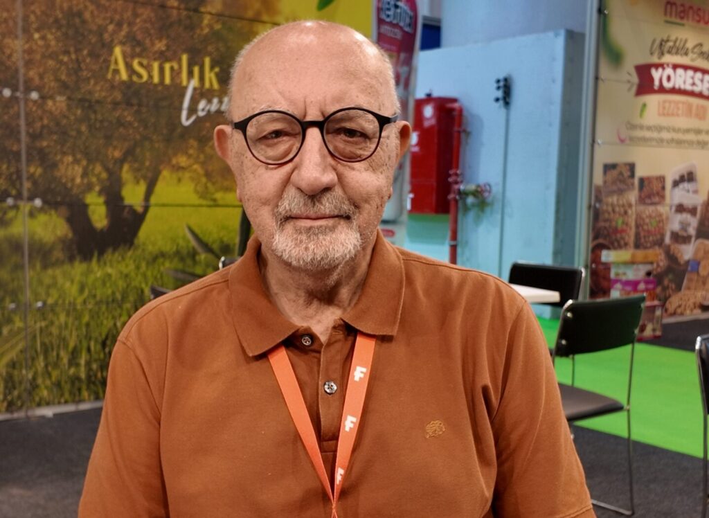Zeytinde ürün bol, ihracatta rota daralıyor 3 Bağcı Zeytin Yönetim Kurulu Üyesi Saffet Gültekin, zeytinyağındaki 250 bin tonluk stok, ABD pazarındaki ek maliyet ve yükselen üretim giderlerine dikkat çekti. |TÜRKİYE'DE İŞ DÜNYASI DERGİSİ