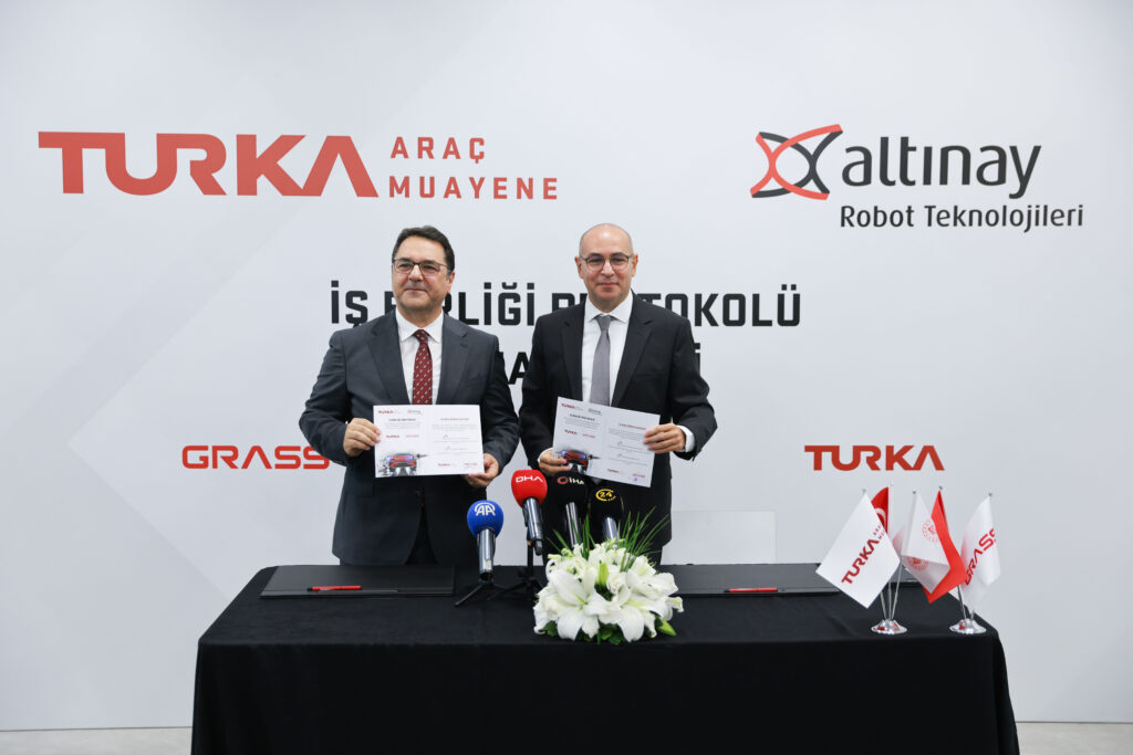 TURKA ve Altınay Robot’tan araç muayenesinde teknoloji iş birliği 3 TURKA ile Altınay Robot Teknolojileri, araç muayenesinde yapay zekâ ve robotik sistemlerin kullanımına yönelik iş birliği yaptı. Türkiye’de geliştirilecek teknolojinin yurt dışına ihraç edilmesi hedefleniyor. -Türkiye'de İş Dünyası Dergisi