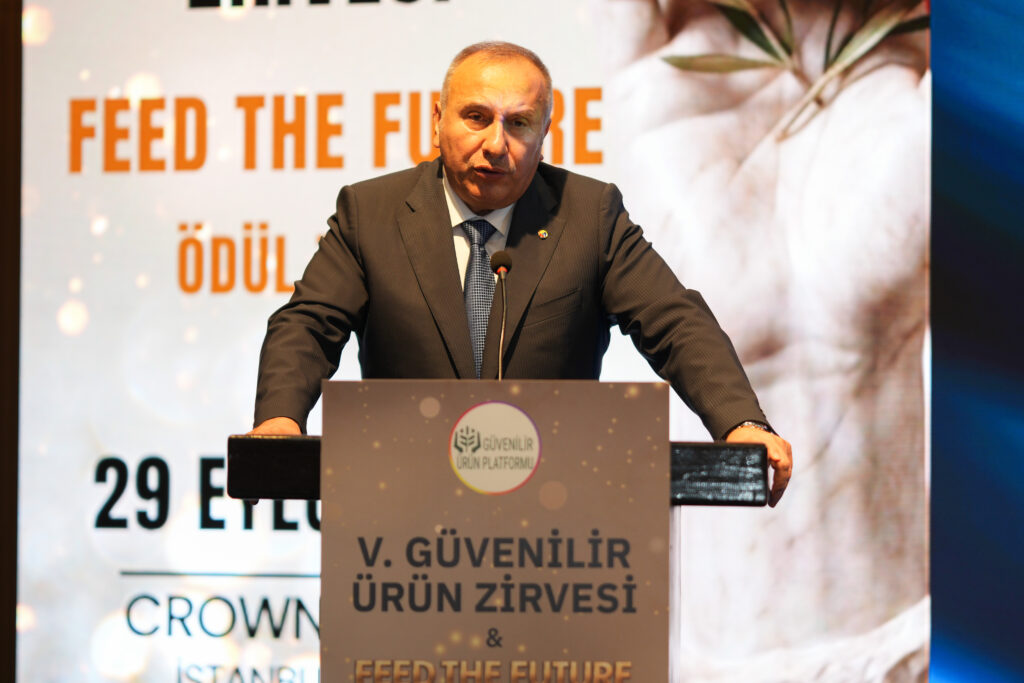Güvenilir Ürün Zirvesi’nde yerli üretime 16 ödül 3 5. Uluslararası Güvenilir Ürün Zirvesi’nde üretim, sanayi, gıda ve perakende sektörlerine katkı sağlayan 16 iş insanı “Yerli ve Milli Kahramanlar” ödülüne layık görüldü. -Güvenilir Ürün Zirvesi 2026- TÜRKİYEDE İŞ DÜNYASI