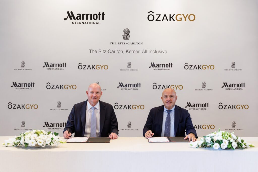 Özak GYO ve Marriott’tan Kemer’e lüks turizm yatırımı 3 Özak GYO ile Marriott International, The Ritz-Carlton, Kemer, All-Inclusive için anlaşma imzaladı. 141 oda ve süitten oluşacak lüks resortun 2028’de açılması planlanıyor.