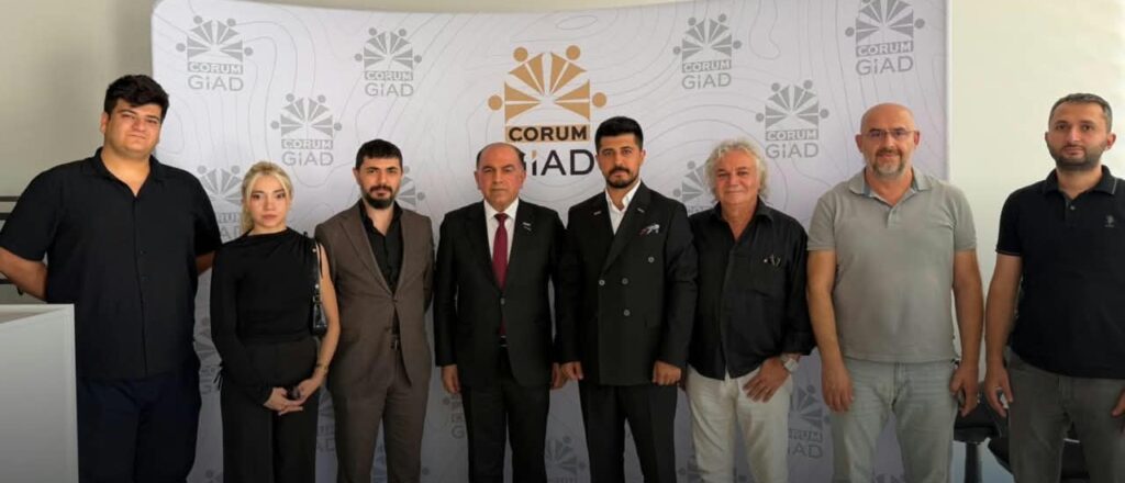 Çorum’dan Ortadoğu’ya yeni ticaret köprüsü 3 USİAD Genel Başkanı Nevaf Kılıç, Çorum’un üretim ve sanayi gücünü Irak başta olmak üzere Ortadoğu pazarlarıyla buluşturacaklarını açıkladı. ÇorumGİAD ile iş ve yatırım heyetleri ile B2B görüşmeleri planlanıyor.