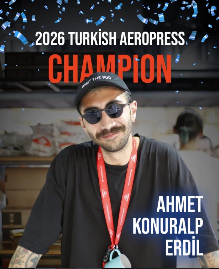 Türkiye’nin ilk “Bean to Bar x Bean to Cup” festivali sona erdi 3 İstanbul Fişekhane’de düzenlenen Türkiye’nin ilk Bean to Bar x Bean to Cup festivalinde Ahmet Konuraalp Erdil Türkiye AeroPress Şampiyonu oldu. - TÜRKİYEDE İŞ DÜNYASI