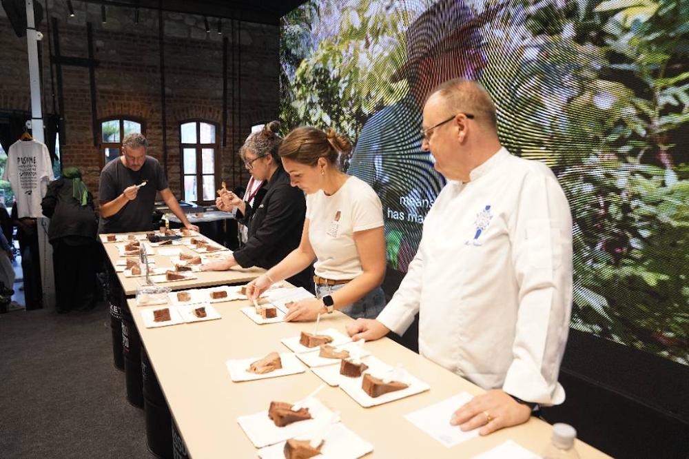 Türkiye’nin ilk “Bean to Bar x Bean to Cup” festivali sona erdi 5 İstanbul Fişekhane’de düzenlenen Türkiye’nin ilk Bean to Bar x Bean to Cup festivalinde Ahmet Konuraalp Erdil Türkiye AeroPress Şampiyonu oldu. - TÜRKİYEDE İŞ DÜNYASI