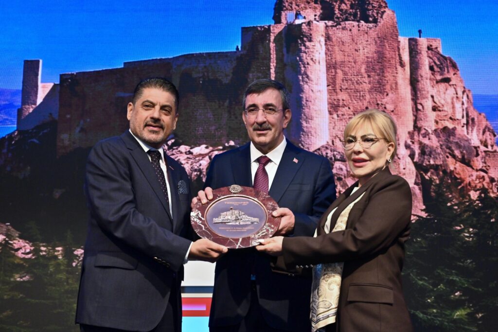 Cumhurbaşkanı Yardımcısı Cevdet Yılmaz, TÜRKONFED 27. İş Dünyası Zirvesi’nde 2026 büyüme ve milli gelir beklentilerini açıkladı; ekonomik güvenlik ve dayanıklılık mesajı verdi. -Türkiye'de İş Dünyası Dergisi