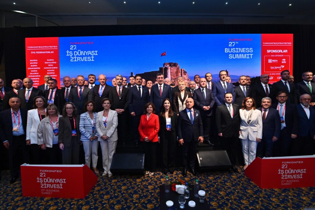Cumhurbaşkanı Yardımcısı Cevdet Yılmaz, TÜRKONFED 27. İş Dünyası Zirvesi’nde 2026 büyüme ve milli gelir beklentilerini açıkladı; ekonomik güvenlik ve dayanıklılık mesajı verdi. -Türkiye'de İş Dünyası Dergisi