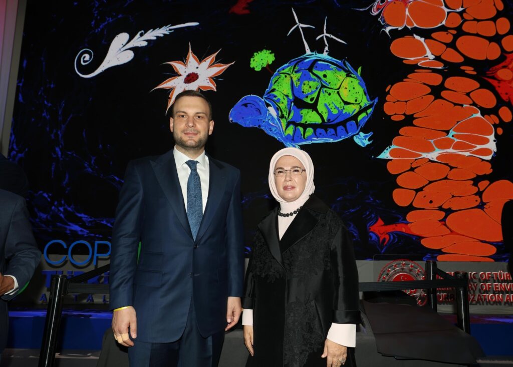 Emine Erdoğan’ın himayelerinde başlayan Sıfır Atık Hareketi 9. yılına ulaştı. 90 milyon ton atık ekonomiye kazandırılırken 365 milyar liralık katkı sağlandı.-sıfır-atık-türkyede iş dünyası
