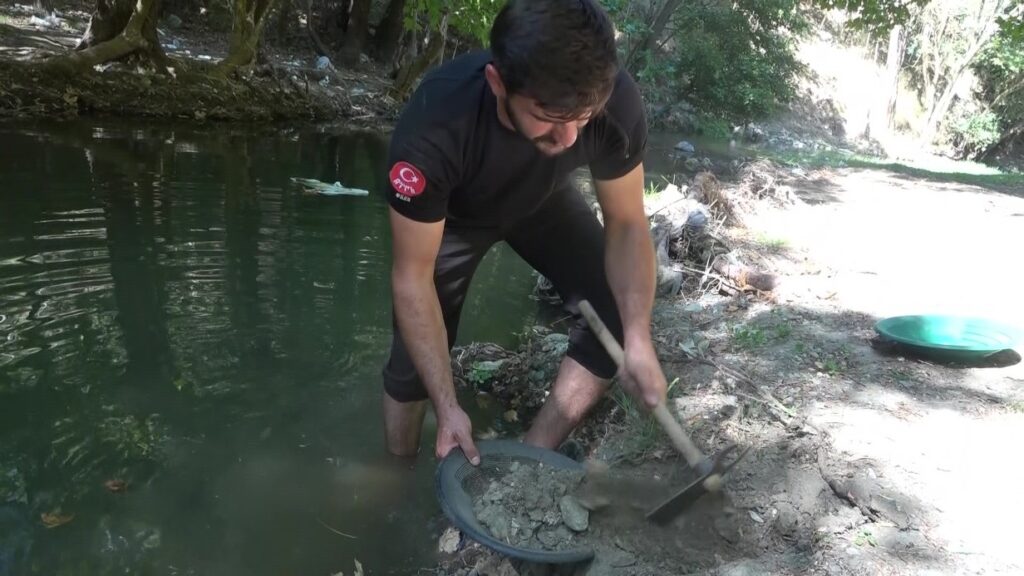 Doğada altın aramayı mesleğe dönüştürdü, günde 5 grama kadar çıkarıyor 3 Bursa’da doğada altın arayan Emre Aydın -Türkiye'de İş Dünyası Dergisi