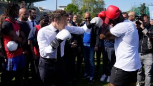 Politikanın zirvesindeki sporcu siyasetçiler kriz yönetiminde nasıl rol oynuyor 7 skynews macron boxing french president 6496618