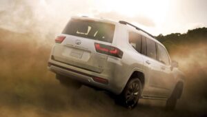 Toyota tarihin en güçlü Land Cruiser modelini tanıttı 5 toyota tarihin en guclu land cruiser ini tanitti 457 beygir guc210613 6