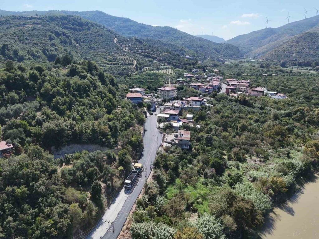 Defne’de 8 mahalleyi bağlayan 11 kilometrelik yolda asfalt çalışması başladı 3 Hatay Büyükşehir Belediyesi, Defne’de 8 mahalleyi birbirine bağlayan 11 kilometrelik grup yolunda asfalt serim çalışmalarına başladı.- türkyede iş dünyası