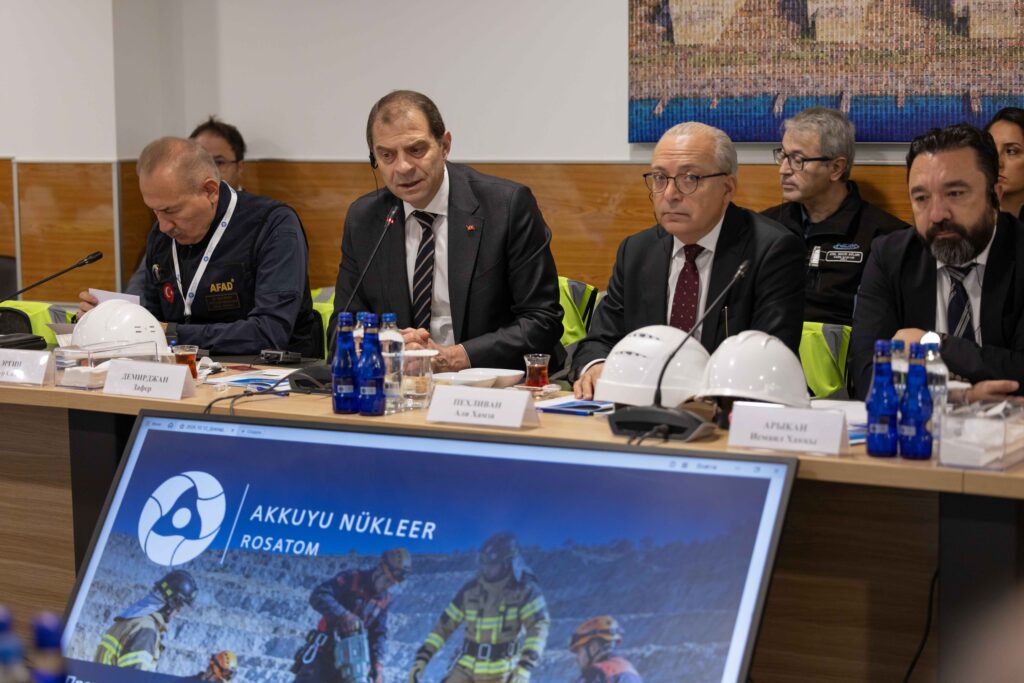 Akkuyu NGS’de 1. Güç Ünitesi öncesi tam kapsamlı tatbikat 2 Akkuyu NGS’de 1. Güç Ünitesi’nin işletmeye alınması öncesinde acil durum, yangın ve arama-kurtarma senaryolarını kapsayan tam kapsamlı tatbikat gerçekleştirildi. -Türkiye'de İş Dünyası Dergisi