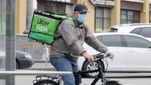 Uber Eats kuryelerinden düşük ücret tepkisi: "Bedavaya paket taşıyoruz" 4 112262364 gettyimages 1207570596.jpg