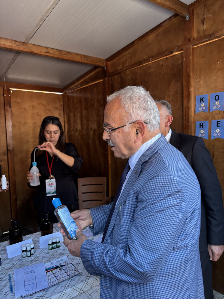 AURAN Kozmetik 250 öğrenciyi parfümün bilimsel dünyasıyla buluşturdu 3 Auran Kozmetik-Türkiye'de İş Dünyası Dergisi