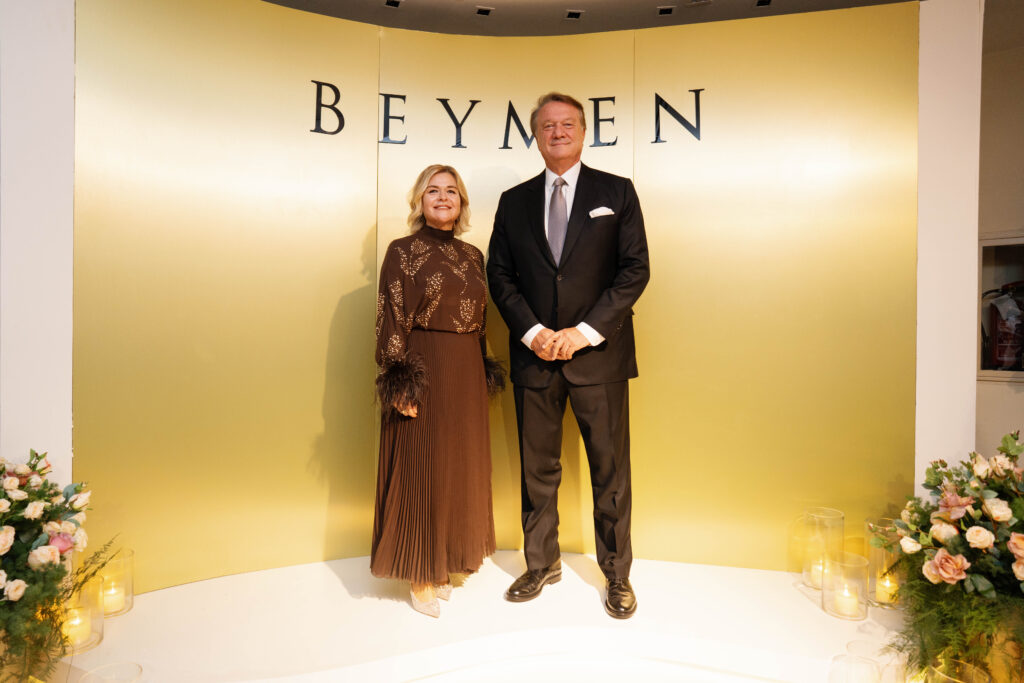 Beymen Mısır’daki 20. yılını yeni yatırım planlarıyla kutladı 4 Beymen, Mısır’daki 20. yılını kutlarken Kahire’nin doğusu ve batısında yeni mağaza yatırımları ve genişleyen marka portföyünü duyurdu.