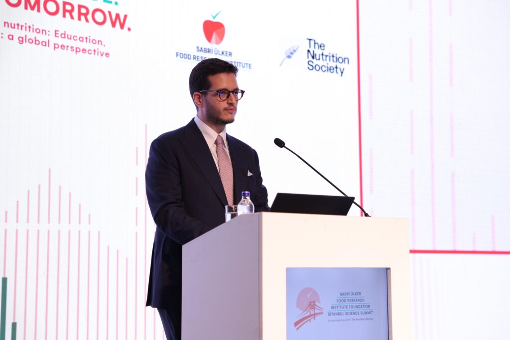 Sabri Ülker Vakfı’ndan çocukların sağlıklı geleceği için küresel bilim çağrısı 3 İstanbul Science Summit 2026’da farklı ülkelerden bilim insanları çocukların sağlıklı gelişimini ele aldı. Yahya Ülker, bilimsel bilginin toplumsal faydaya dönüşmesi gerektiğini vurguladı.