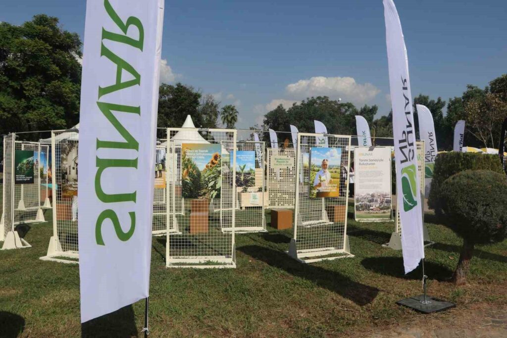 Adana Lezzet Festivali’nde biyoplastik ürünler kullanılıyor 3 Sunar Yatırım’ın mısır nişastasından üretilen biyobozunur ürünleri 10. Uluslararası Adana Lezzet Festivali’nde kullanılıyor.