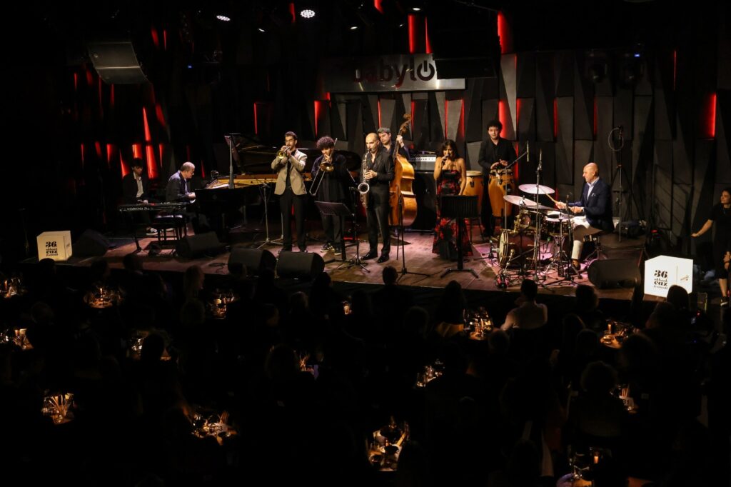 JAmZZ Masterclass Programı, Babylon’da düzenlenen özel konserle sona erdi. Genç caz müzisyenleri ustalarla sahne aldı, iki finalist Berklee at Umbria Jazz Clinics’e katılma hakkı kazandı.