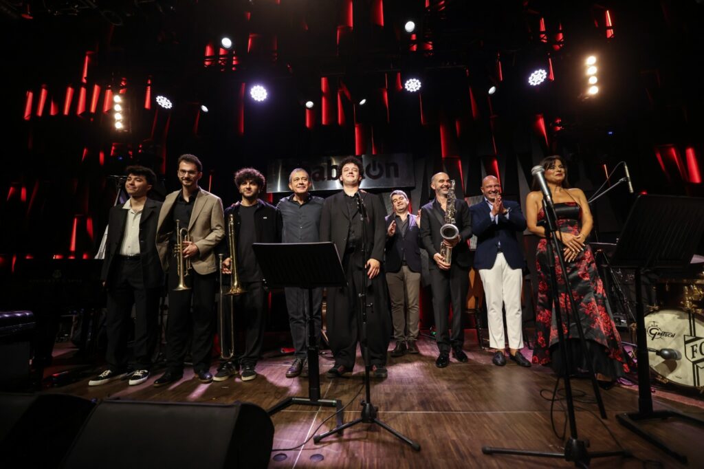 JAmZZ Masterclass Programı, Babylon’da düzenlenen özel konserle sona erdi. Genç caz müzisyenleri ustalarla sahne aldı, iki finalist Berklee at Umbria Jazz Clinics’e katılma hakkı kazandı.