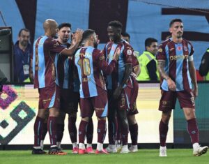 Trabzonspor iç sahada fırtına gibi: Beşiktaş'ı 2-0 deviren Bordo-Mavililer Thomas Reis'le 4'te 4 yaptı 4 akyazida dev randevu trabzonspor besiktas 1823801 202610192059 20261019205905 5