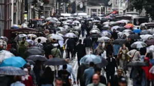 İstanbul için AKOM'dan fırtına ve gök gürültülü sağanak uyarısı! 5 istanbul icin alarm akom saat vererek uyardi kuvvetli saganak geliyor db5j cover